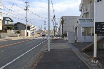 物件の北側前面道路（西側から）