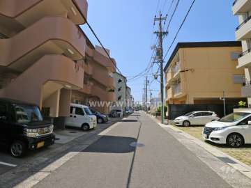 敷地の北側前面道路（東側から）