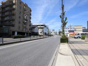 敷地の北側前面道路(東側から)