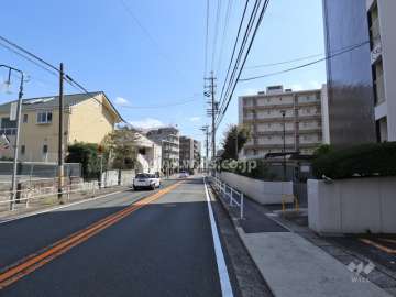 敷地東側の前面道路（北側から）