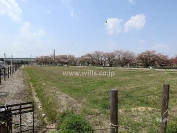 マンション敷地西側は空き地です。