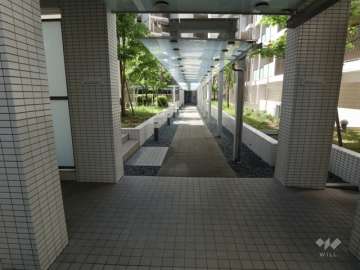 敷地内の各棟をつなぐスロープ