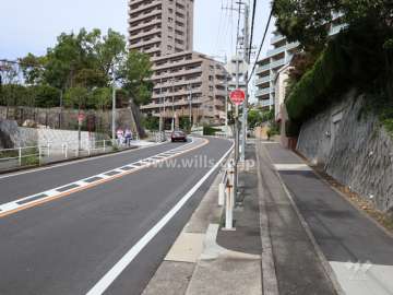 敷地西側の前面道路(南側から)