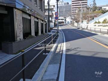 敷地東側の前面道路(南側から)