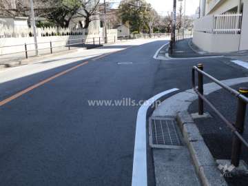 敷地東側の前面道路(北側から)