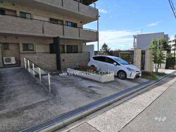 敷地北西部にある駐車場（屋外平面式）