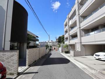 敷地の北側前面道路（東側から）
