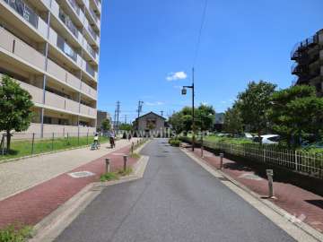 敷地の北側前面道路（西側から）