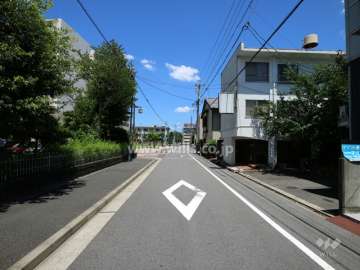 敷地の東側前面道路（南側から）