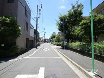 敷地の東側前面道路（北側から）
