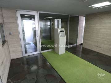 エントランスはオートロック付きです。