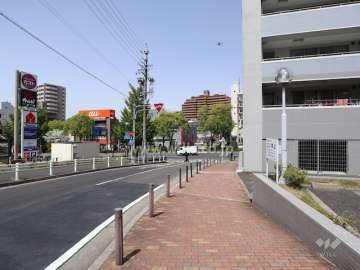 敷地西側の前面道路