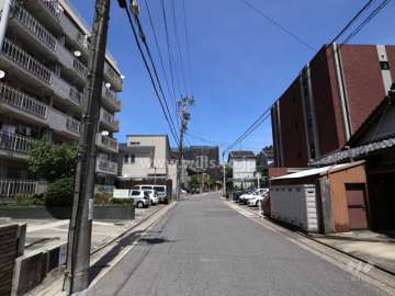 敷地南側の前面道路（西側から）