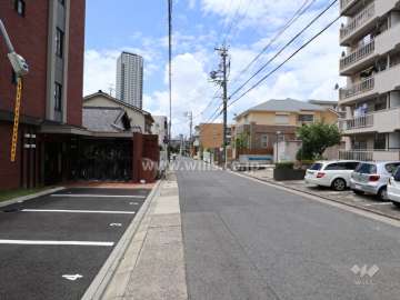 敷地の南側前面道路（東側から）