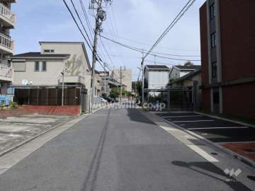敷地の南側前面道路(西側から)