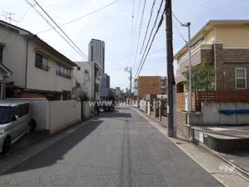 敷地の南側前面道路(東側から)