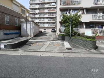 敷地内駐車場出入り口