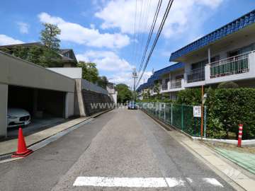 敷地西側の前面道路