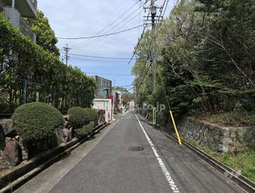 敷地東側の前面道路（南側から）