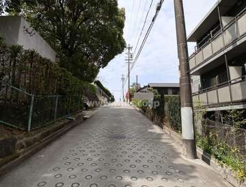 物件の北側前面道路（東側から）