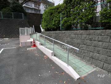 住居入口へのアプローチ
