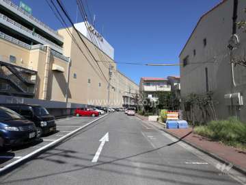 敷地の西側前面道路（南側から）