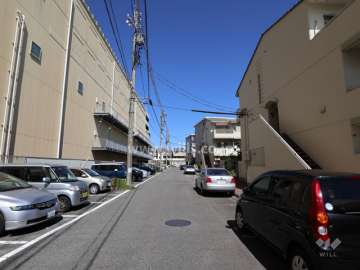 敷地の西側前面道路（南側から）