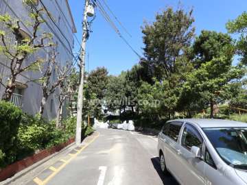 敷地の東側前面道路（南側から）