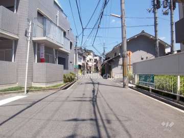 マンションの東側前面道路（南側から）