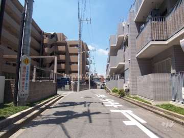 マンションの南側前面道路（東側から）