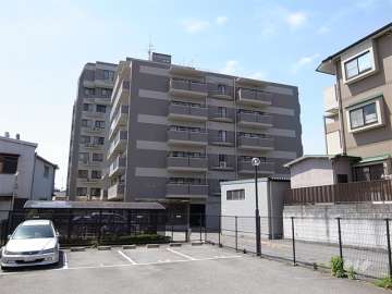 周辺は一戸建てとマンションが混在する静かな住宅地です。