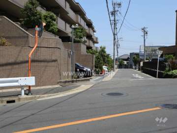 敷地南東側の前面道路