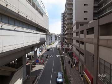敷地東側の前面道路。棟内に各種生活施設が揃っています。