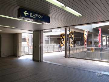モノレールの駅から直接橋で結ばれています。