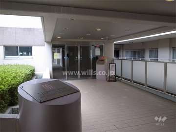 3階にあるエントランス（同じフロアに駅の改札があります。）
