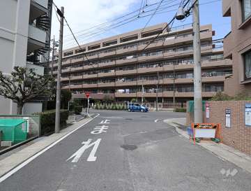 物件の東側前面道路（南側から）