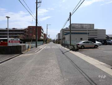 物件の西側前面道路（北側から）