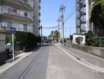 物件の西側前面道路（南側から）