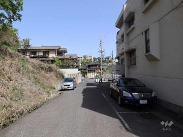 敷地西側の前面道路
