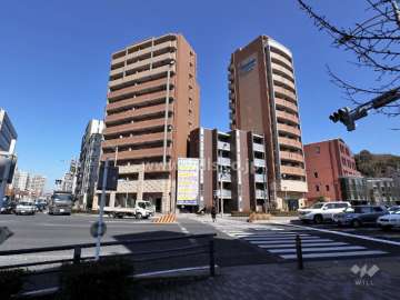 敷地西側の全面道路及び交差点。直交する道路はどちらも3車線。