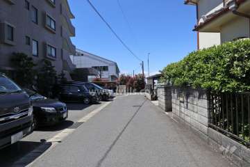 敷地北側の前面道路（東側から）