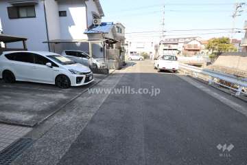 敷地北側の前面道路(東側から)