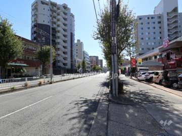 敷地東側の前面道路（北側から）