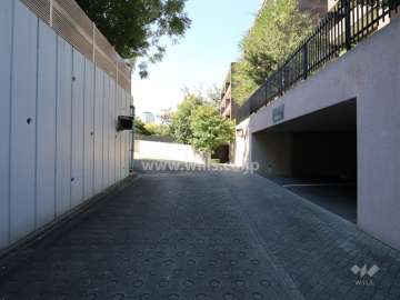 月見ケ丘マンションD棟の北側車道（東側から）