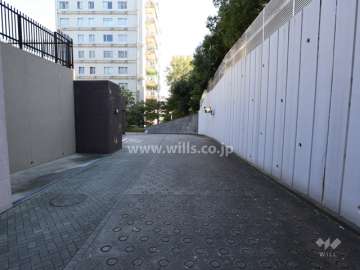 月見ケ丘マンションD棟の北側車道（西側から）