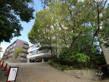 月見ヶ丘マンションD棟の外観（南東側から）