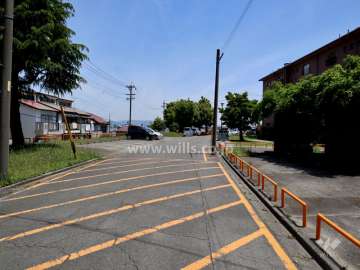 敷地の北側前面道路（西側から）