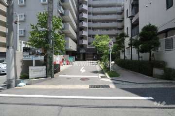 駐車場出入口（前面道路側から）
