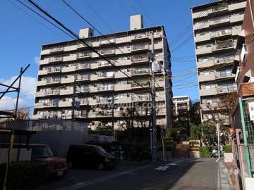 周辺はマンションが多く立ち並ぶ住宅地です。すぐ東側には1棟が建っています。