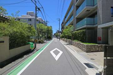 敷地東側の前面道路（南方向）